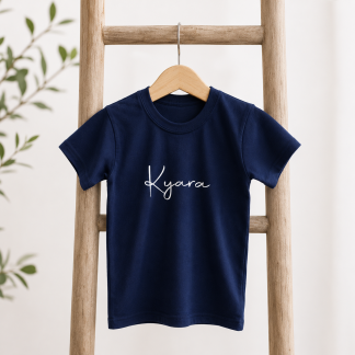 Productfoto Tshirt eigen naam of tekst donker blauw (handgeschreven)