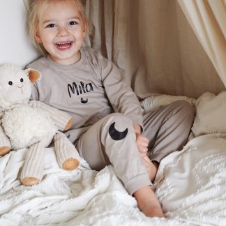 kinder pyjama met naam zandkleur beige