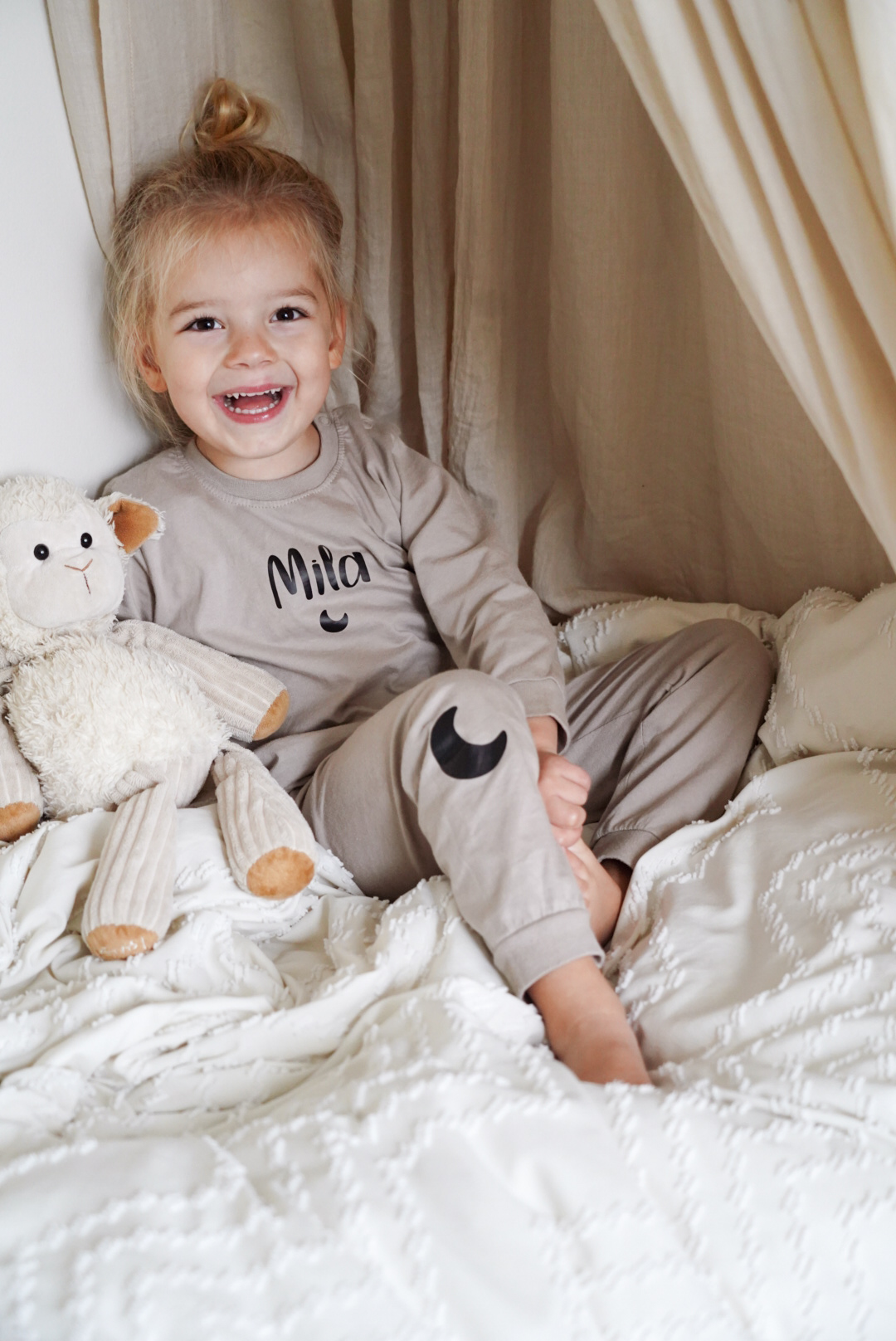 kinder pyjama met naam zandkleur beige