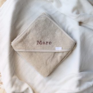 Zandkleur badstof badcape met naam (bruin garen) voor baby's en kinderen