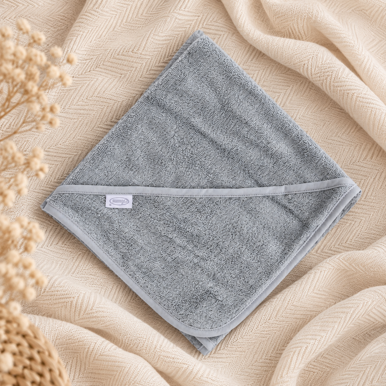cOntdek een zachte badponcho met naam voor baby's en kinderen. De naam wordt door mij geborduurd. Ideaal na het zwemmen, badderen of douchen.