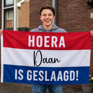 Examenleerling met gepersonaliseerde geslaagd vlag met tekst Hoera is geslaagd