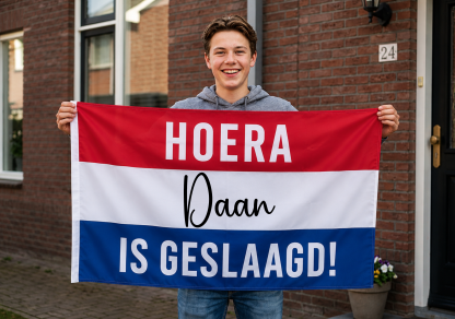Examenleerling met gepersonaliseerde geslaagd vlag met tekst Hoera is geslaagd